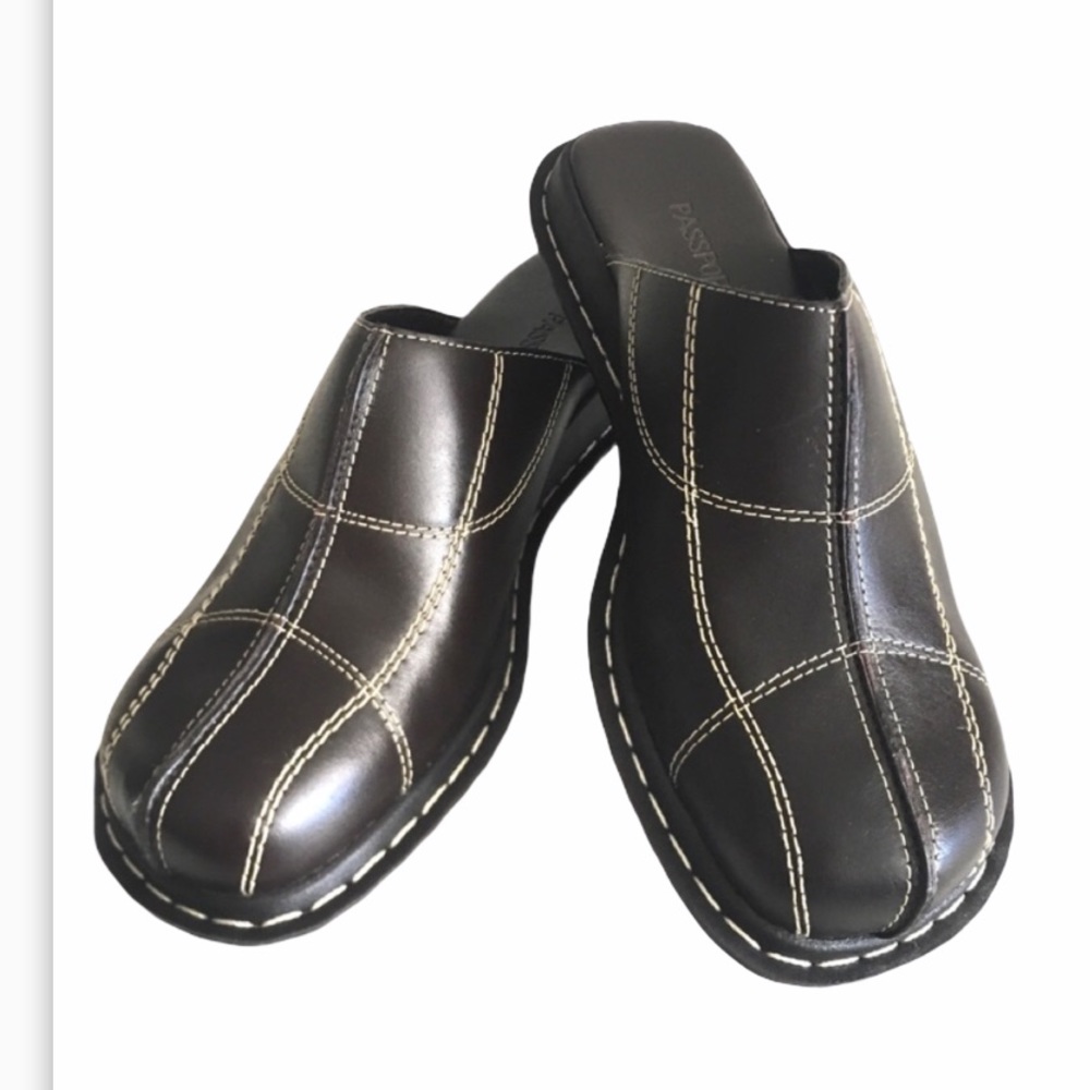 NWT Leather Clogs. Chocolate Brown. Size 8M